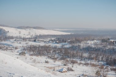 Yukarıdan köyün kış görünümü. Kar evlerde. Kırsal kar altında. Kışın Sibirya Köyü.
