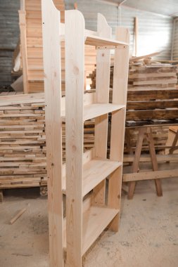 Sanayi. Doğrama Atölyesi. Ahşap kapı ve pencereler. Ahşap ürünler.