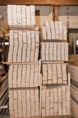 Kereste izmaritler. Tahtalar üst üste yığılmış. Avro yarışı, engelleme, kereste emisyonu. Bir sürü kereste..