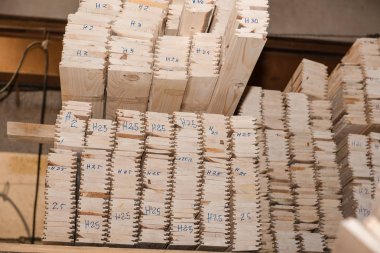 Kereste izmaritler. Tahtalar üst üste yığılmış. Avro yarışı, engelleme, kereste emisyonu. Bir sürü kereste..