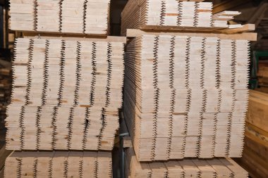 Kereste izmaritler. Tahtalar üst üste yığılmış. Avro yarışı, engelleme, kereste emisyonu. Bir sürü kereste..