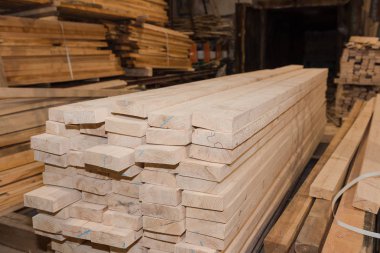 Ahşap Komiteler bir yığın halinde. Çam panoları. Bir sürü kereste. Ambar ahşap panoları.