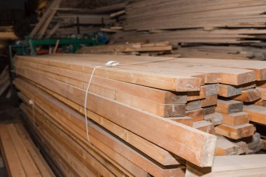 Ahşap Komiteler bir yığın halinde. Çam panoları. Bir sürü kereste. Ambar ahşap panoları.