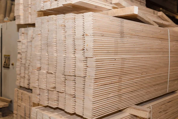 Kereste izmaritler. Tahtalar üst üste yığılmış. Avro yarışı, engelleme, kereste emisyonu. Bir sürü kereste..