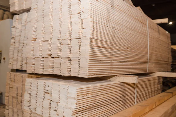 Kereste izmaritler. Tahtalar üst üste yığılmış. Avro yarışı, engelleme, kereste emisyonu. Bir sürü kereste..