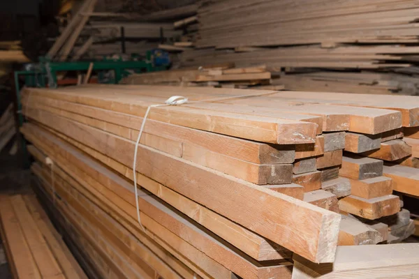 Ahşap Komiteler bir yığın halinde. Çam panoları. Bir sürü kereste. Ambar ahşap panoları.