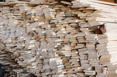 Ahşap iş başında. Depolanmış kereste. Panoları dizilir. Panoları stok Satılık. Kereste.