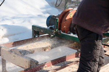 Makine kesme tahta panoları için. Kereste fabrikası. panoları imalatı. Tahta işleme fabrikası. ahşap testere ile kesme.