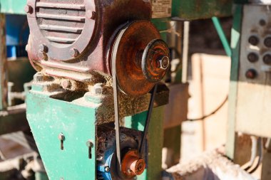 Ağaç işleme makinesi. Ağaç işleme makineleri. Yel değirmeninin kola büyük araçlarında. Kışın işleme kereste. Kışın panoları testere ile kesme