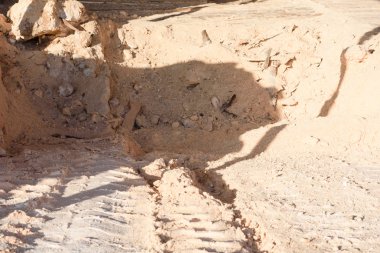 Talaş döktü. Kereste atık. Talaş toplama makinesi. Yel değirmeninin kola üzerinde çalışmak
