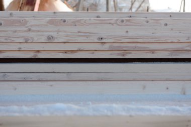 Arka plan kereste. Panoları kapatın. Ağaçları kesti. Panoları ağaçlarda. Isıtma için yakıt