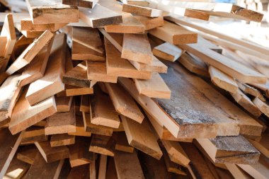 Arka plan atık kereste. Komiteler vardır. Atık kereste portre. Karda panoları kapatın.