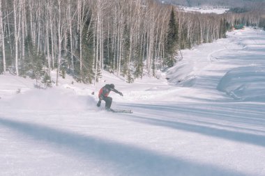 Bir kayakçı ile yüksek bir dağın gidiyor. Kayak Merkezi. Aktif yaşam tarzı. Sağlık.