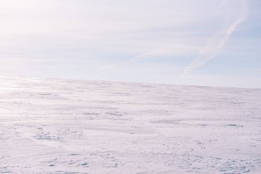 Karla kaplı tarla. Kışın genel plan. Kışın arka plan tarlası.