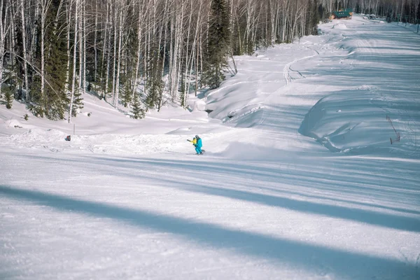 Un esquiador cabalga desde una alta montaña. Estación de esquí. Estilo de vida activo. Sanidad . — Foto de Stock