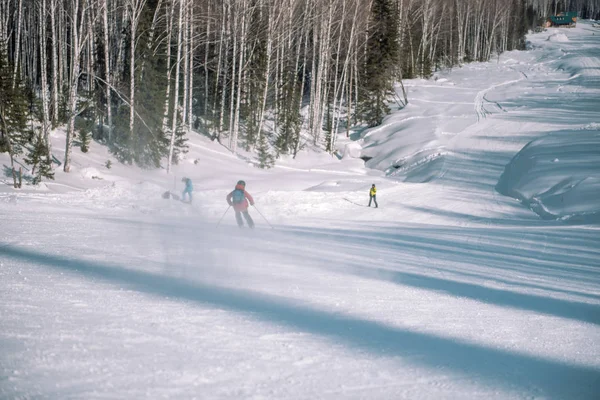 滑雪者从高山上骑行。滑雪场。积极的生活方式。健康. — 图库照片