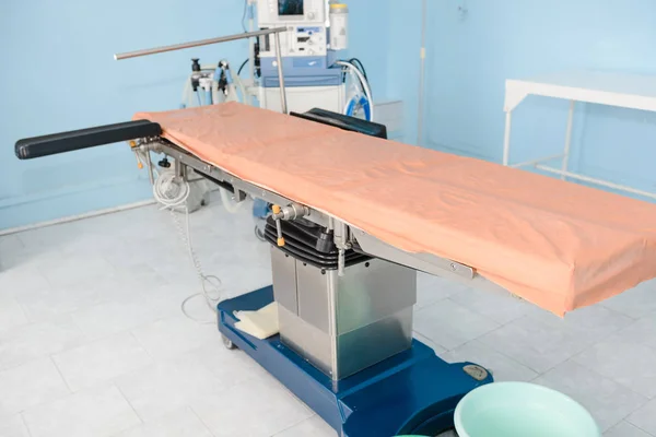 Table d'opération. Cabinet pour les opérations. Salle d'hôpital Table chirurgicale . — Photo