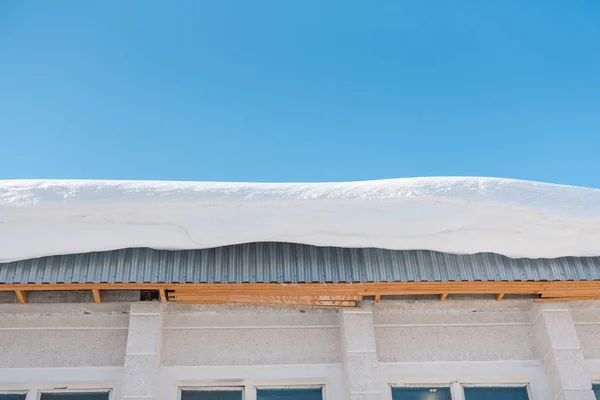 Snö på taket. Stor snödrift på taket. Tak på vintern. — Stockfoto