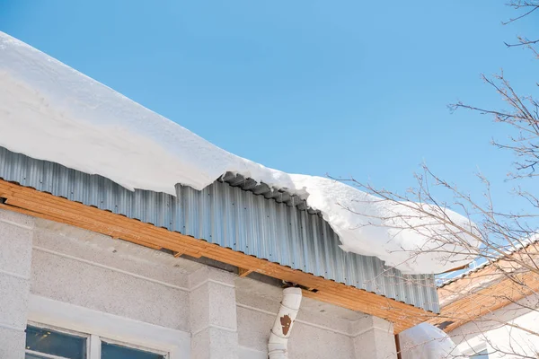 Sníh na střeše. Na střeše se snáší velký sníh. Střecha v zimě. — Stock fotografie