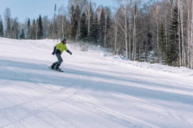 Karlı dağdan snowboard. Aktif yaşam tarzı. Sağlık.