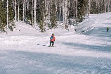 Bir kayakçı ile yüksek bir dağın gidiyor. Kayak Merkezi. Aktif yaşam tarzı. Sağlık.