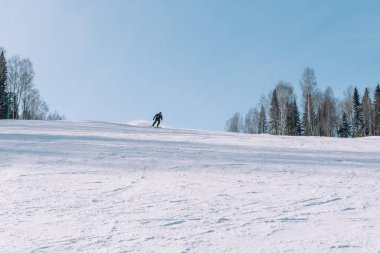 Bir kayakçı ile yüksek bir dağın gidiyor. Kayak Merkezi. Aktif yaşam tarzı. Sağlık.