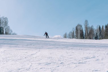 Bir kayakçı ile yüksek bir dağın gidiyor. Kayak Merkezi. Aktif yaşam tarzı. Sağlık.
