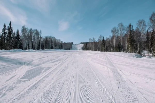 Estación de esquí. Pendiente de nieve. Estilo de vida activo. Cabalgar desde una montaña nevada . — Foto de Stock