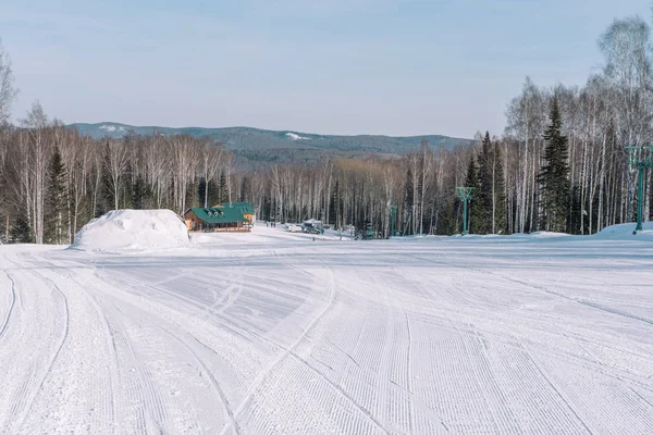 Estación de esquí. Pendiente de nieve. Estilo de vida activo. Cabalgar desde una montaña nevada . — Foto de Stock