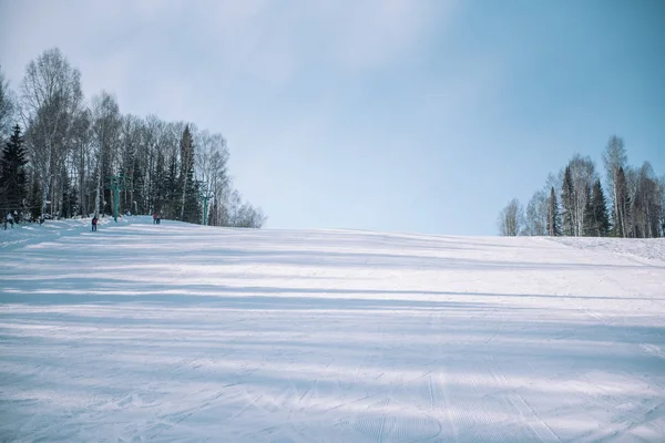 Estación de esquí. Pendiente de nieve. Estilo de vida activo. Cabalgar desde una montaña nevada . — Foto de Stock