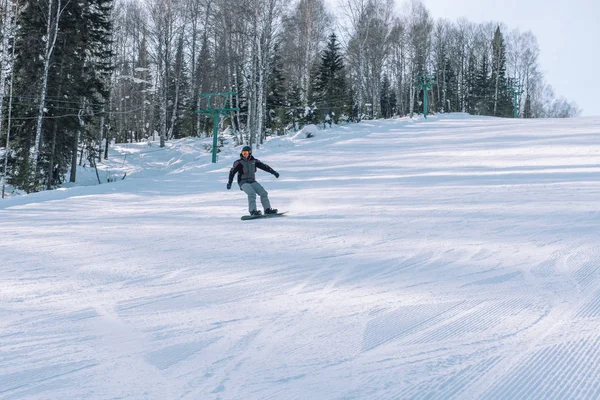 Snowboard depuis une montagne enneigée. Mode de vie actif. Santé . — Photo