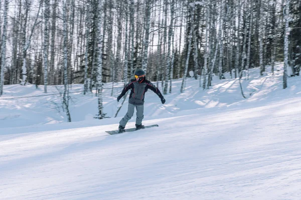 Snowboard desde una montaña nevada. Estilo de vida activo. Sanidad . — Foto de Stock