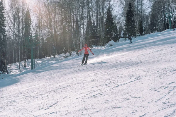 Лыжник едет с высокой горы. Лыжный курорт. Активный образ жизни. Здоровье . — стоковое фото