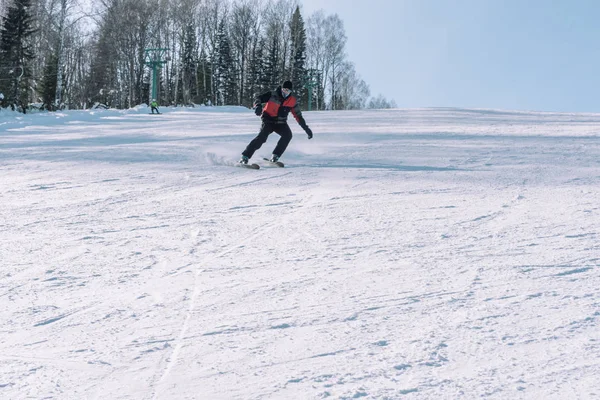 Лыжник едет с высокой горы. Лыжный курорт. Активный образ жизни. Здоровье . — стоковое фото
