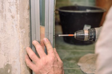 Vidaları sıkıştırın. Aracın vidayla canı cehenneme. Dairede onarın. kapı yükleme. Anahtar Kilit Hizmetleri iş.