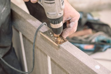 Menteşe tutturmak için. Adam menteşeyi takılır. Menteşeler kapıyı çevir. Kapı Menteşeleri montajı. Kapı yükleme.