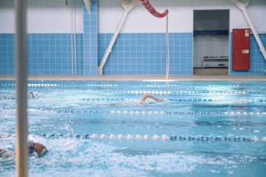 Havuz yarışmalar. Havuzun yüzü olmayan çocuk. Havuzda sprey. Yüzmek için hız.