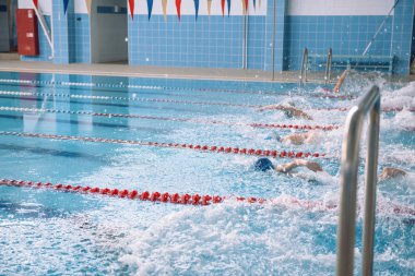 Havuz yarışmalar. Havuzun yüzü olmayan çocuk. Havuzda sprey. Yüzmek için hız.