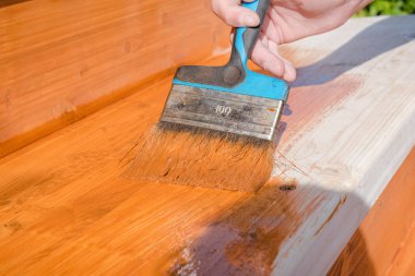 Verandayı turuncu boyayla boyayın. Terası dekore et. Tahtaları geniş bir fırçayla boya. Onarmak için..