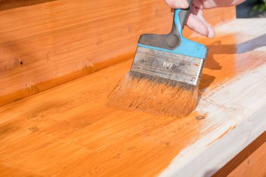 Verandayı turuncu boyayla boyayın. Terası dekore et. Tahtaları geniş bir fırçayla boya. Onarmak için..