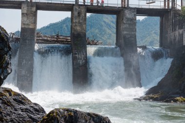 hidroelektrik santrali. su akışı. enerji üretimi. dağlarda hidroelektrik santrali.