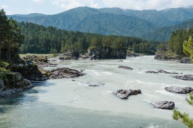 İki nehrin birleşmesi. İki farklı nehir birbirine bağlıdır. Nehir farklı renklerdedir. Turkuaz rengidağ nehri. Dağ nehri koyu renklidir. Güzel nehirler