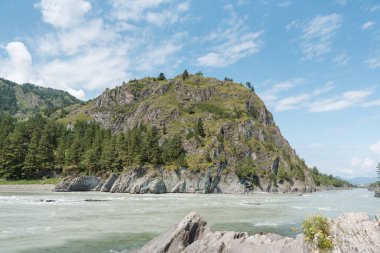 İki nehrin birleşmesi. İki farklı nehir birbirine bağlıdır. Nehir farklı renklerdedir. Turkuaz rengidağ nehri. Dağ nehri koyu renklidir. Güzel nehirler