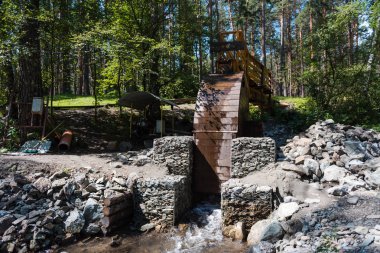 küçük hidroelektrik santrali. dağlarda hidroelektrik elektrik santrali. su seviyesi kontrolü. elektrik üretimi.