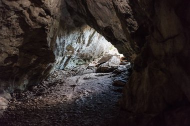 taş mağaralar. dağlarda mağaralar. turu ziyaret edin. Eğlence. büyük taşlar yeraltı. dağlarda tüneller. taş tüneller.