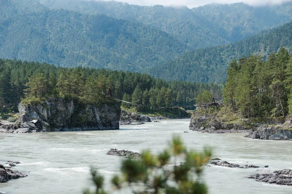 İki nehrin birleşmesi. İki farklı nehir birbirine bağlıdır. Nehir farklı renklerdedir. Turkuaz rengidağ nehri. Dağ nehri koyu renklidir. Güzel nehirler