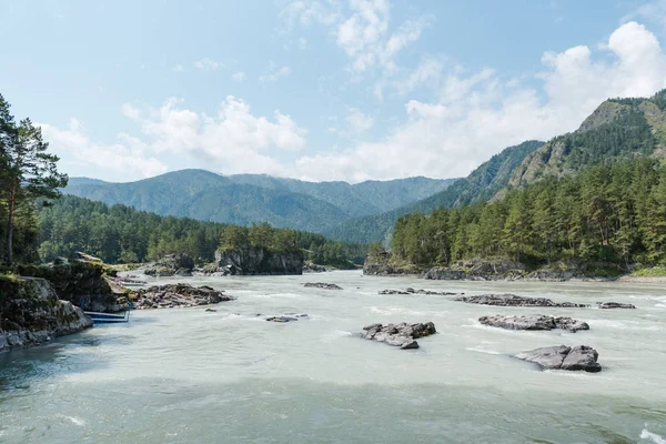 İki nehrin birleşmesi. İki farklı nehir birbirine bağlıdır. Nehir farklı renklerdedir. Turkuaz rengidağ nehri. Dağ nehri koyu renklidir. Güzel nehirler