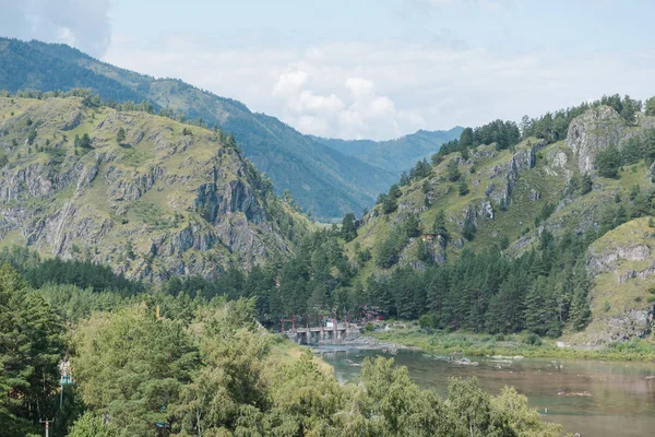 dağların güzel görünümü. yeşil dağlar. dağlardaki orman. Gorny Altay Rusya'da. Eğlence. Turizmin gelişimi.