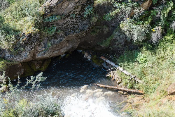 Cascadă mică. Cascada montană. fluxul de apă. Apa cade din munţi. apă pură. Cascadă în pădure. recreere . — Fotografie, imagine de stoc