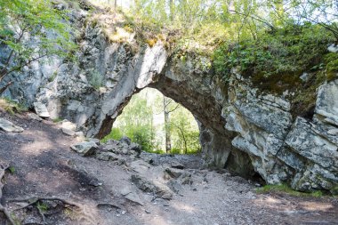 dağlarda taş kemer. taş mağaralar. taş kapı. Kemerden ormanın manzarası. ormandaki taşlar. Eğlence.
